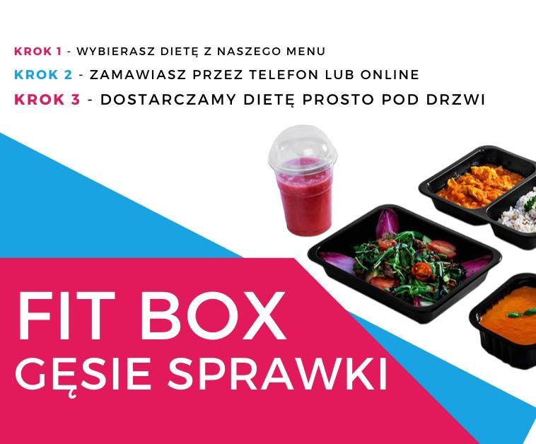 Zestaw posiłków w czarnych pojemnikach i koktajl w przezroczystym kubku, obok instrukcji zamawiania diety pudełkowej 'FIT BOX GĘSIE SPRAWKI'.