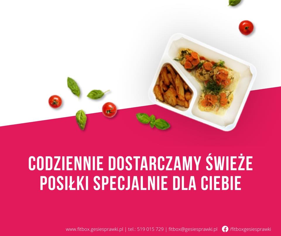 Gotowy posiłek w białym pojemniku z trzema przegródkami, zawierający pieczone ziemniaki i danie z ryby z marchewką, otoczony listkami bazylii i pomidorkami cherry na różowo-białym tle.