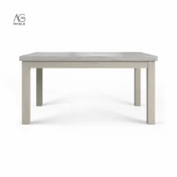 Stół z blatem imitującym beton, na czterech nogach z jasnego drewna, widok z przodu na białym tle, logo producenta w lewym górnym rogu.