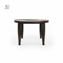 Okrągły stół z blatem imitującym abstrakcyjny obraz, ciemne, segmentowe nogi, widoczne logo producenta.