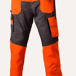 Pomarańczowo-grafitowe spodnie robocze z licznymi kieszeniami, widok z przodu na białym tle, detale szwów i zamków błyskawicznych.