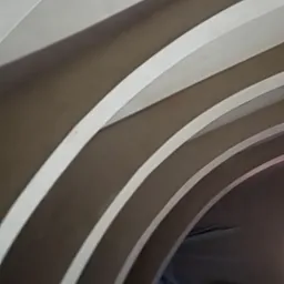 Wykończone tynki maszynowe na suficie w łukowatym pomieszczeniu, widoczne nierówności i niedoskonałości wykończenia.