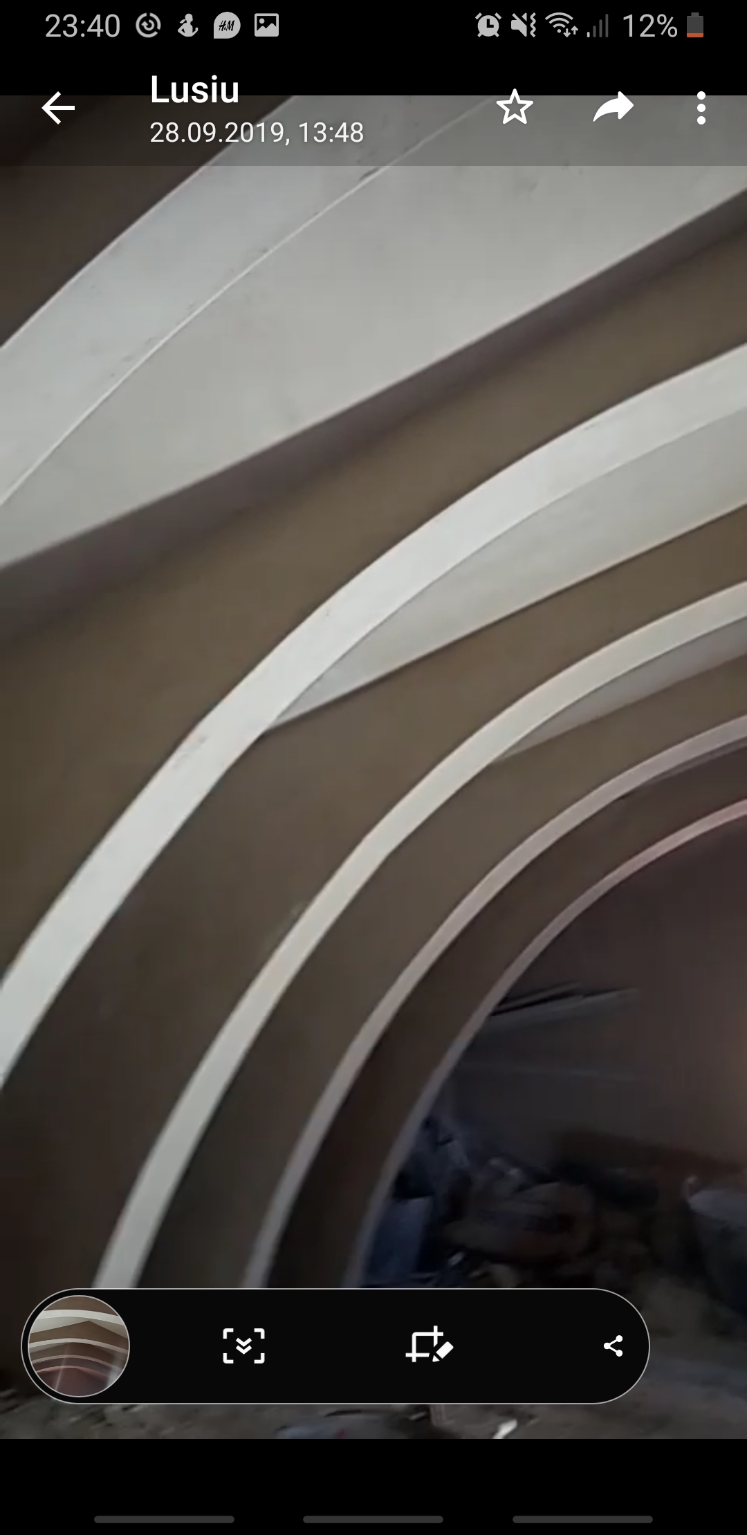 Wykończone tynki maszynowe na suficie w łukowatym pomieszczeniu, widoczne nierówności i niedoskonałości wykończenia.