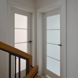 Detal we wnętrzu: projekt drzwi i balustrad schodowych.