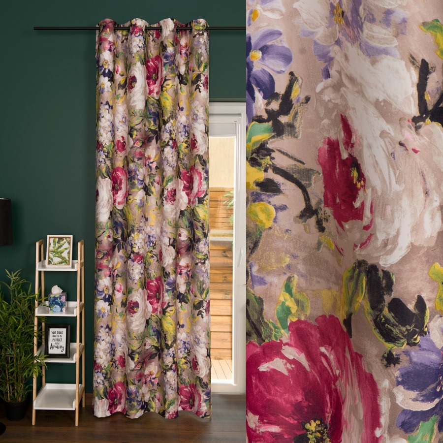 Długa zasłona w kwiatowe wzory, zawieszona na karniszu, z bliska widoczny fragment tej samej tkaniny z intensywnymi, rozmytymi kwiatami, na tle zielonej ściany i półki z dekoracjami.