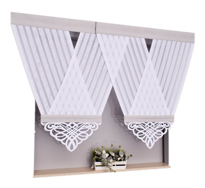 Dwie białe, transparentne firanki z szarymi paskami, zawieszone na szarym karniszu, ozdobione ażurowym wykończeniem w dolnej części, z doniczką z rośliną na parapecie poniżej.