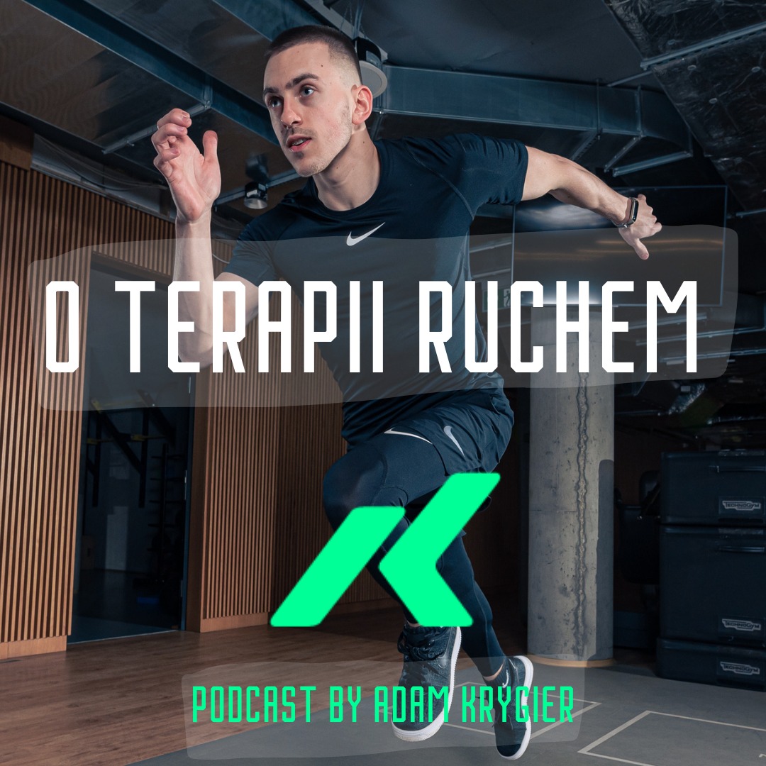 Mężczyzna w sportowym stroju w dynamicznym biegu, z nałożonym tekstem 'O TERAPII RUCHEM' i 'PODCAST BY ADAM KRYCIER', w tle siłownia.