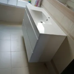 Wisząca, lakierowana szafka pod umywalkę.