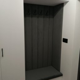 SZYMEB Szymon Dzidek - Szafa w wiatrołapie z siedziskiem i wieszakami.