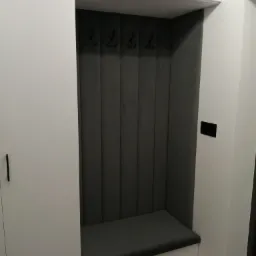 Szafa w wiatrołapie z siedziskiem i wieszakami.