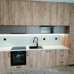 Kuchnia na wymiar z podświetleniem led i ścianką przyblatową.