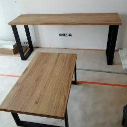 Ława i stół z płyty laminowanej na stalowych nogach.