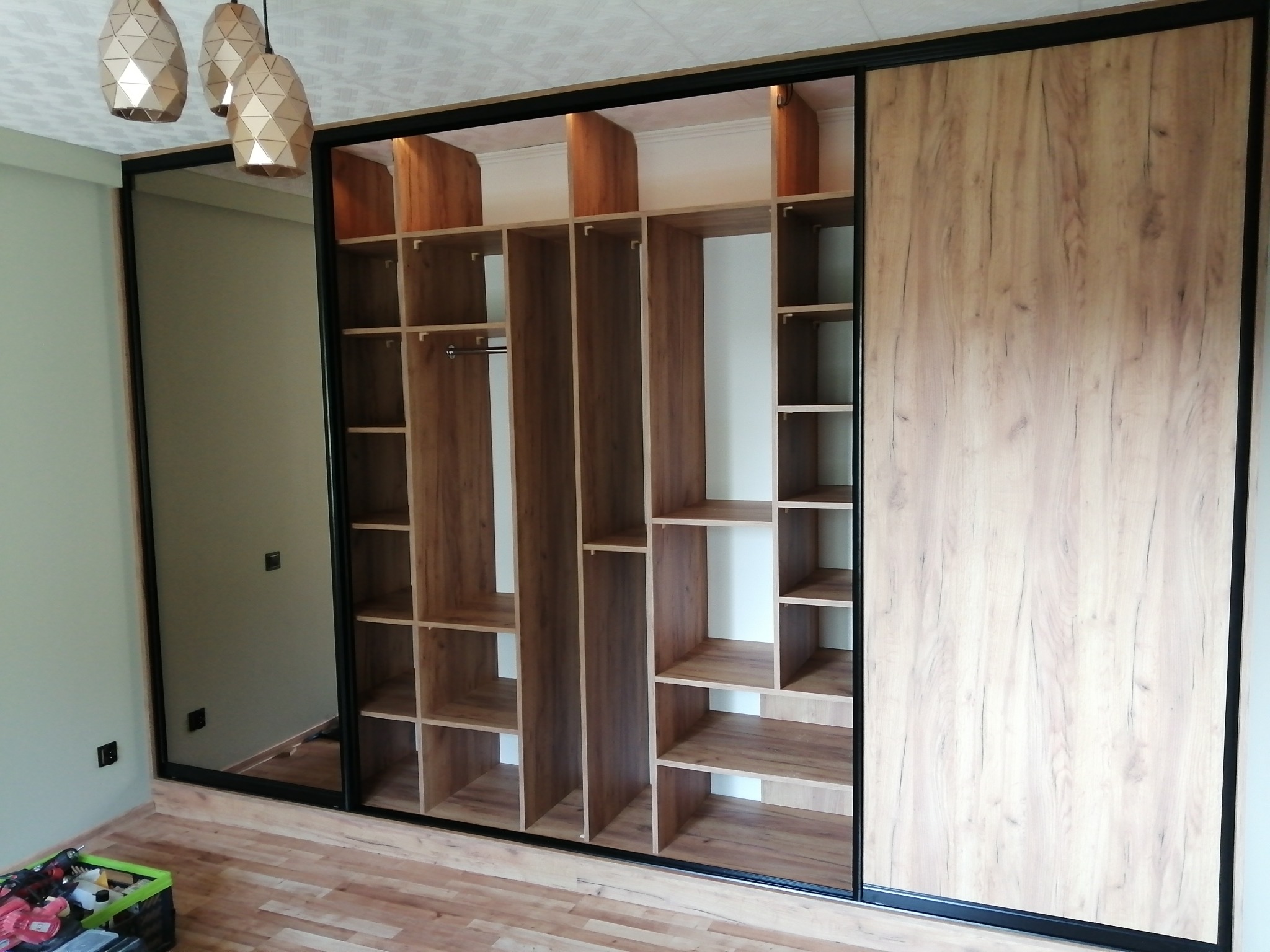 Szafa z drzwiami przesuwnymi i podświetleniem led.