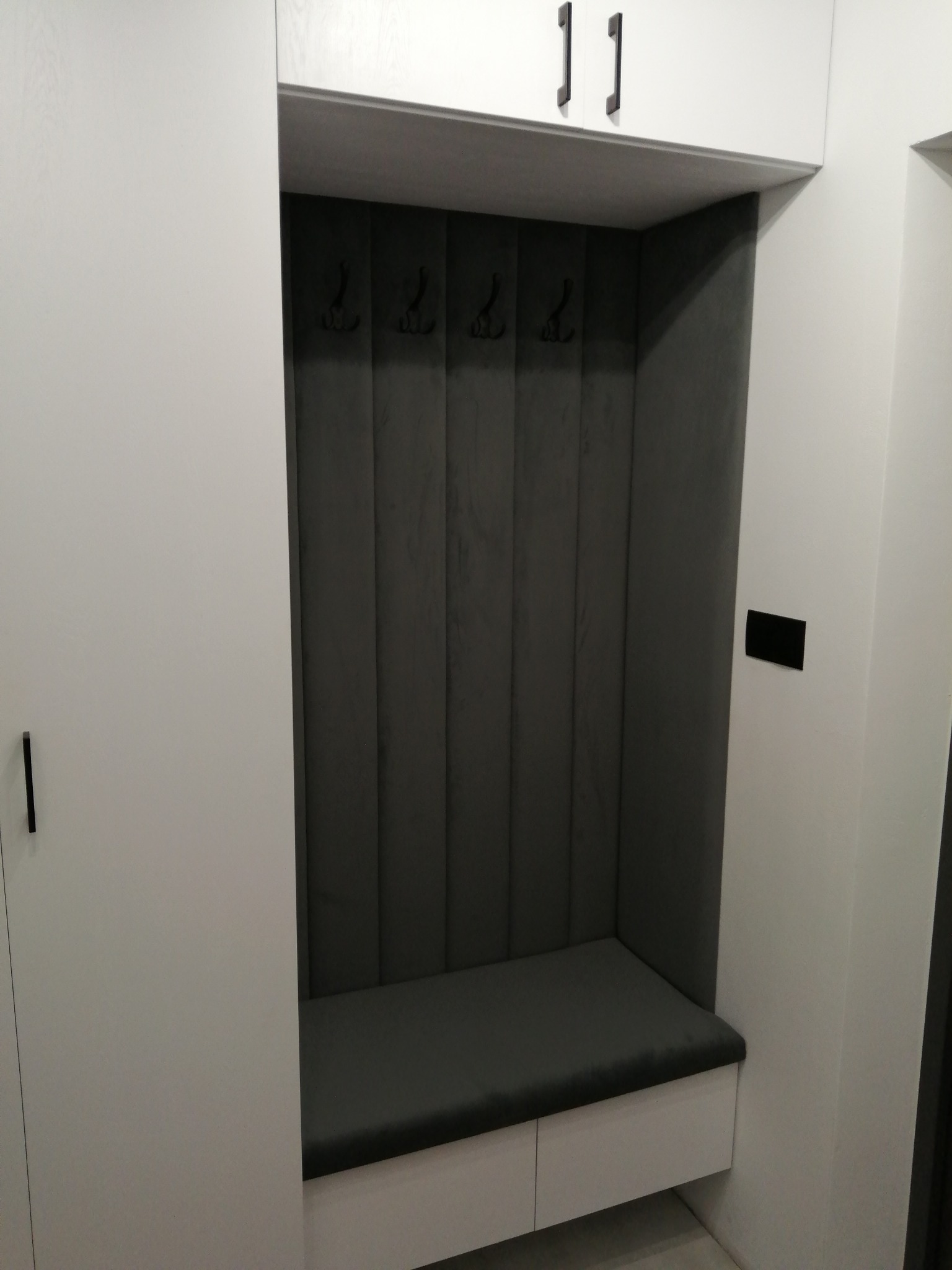 Szafa w wiatrołapie z siedziskiem i wieszakami.