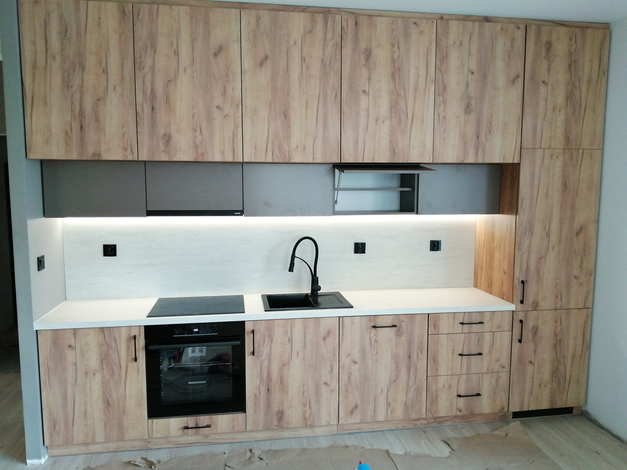 Kuchnia na wymiar z podświetleniem led i ścianką przyblatową.