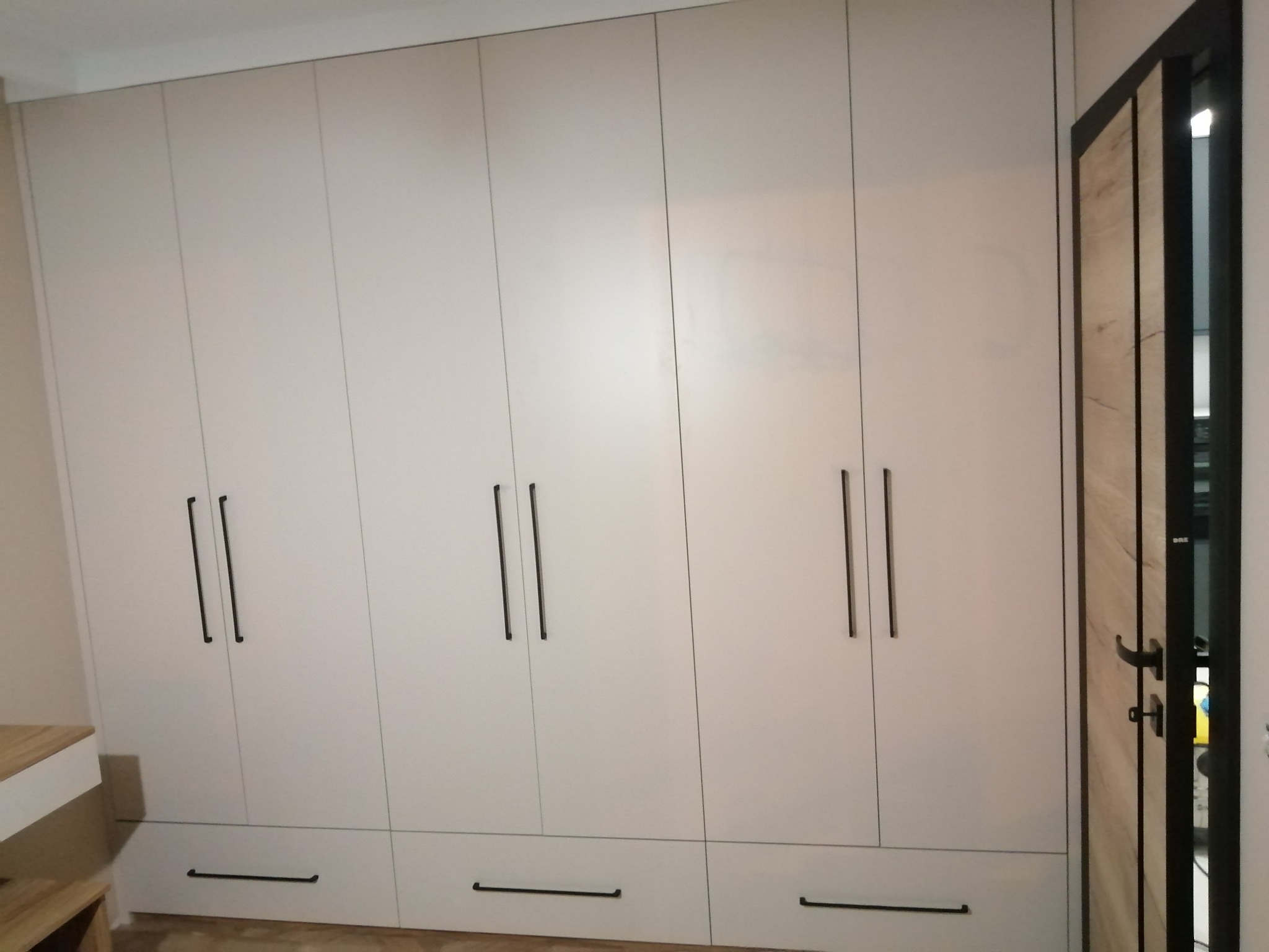 Szafa z drzwiami uchylnymi, dół szuflady.