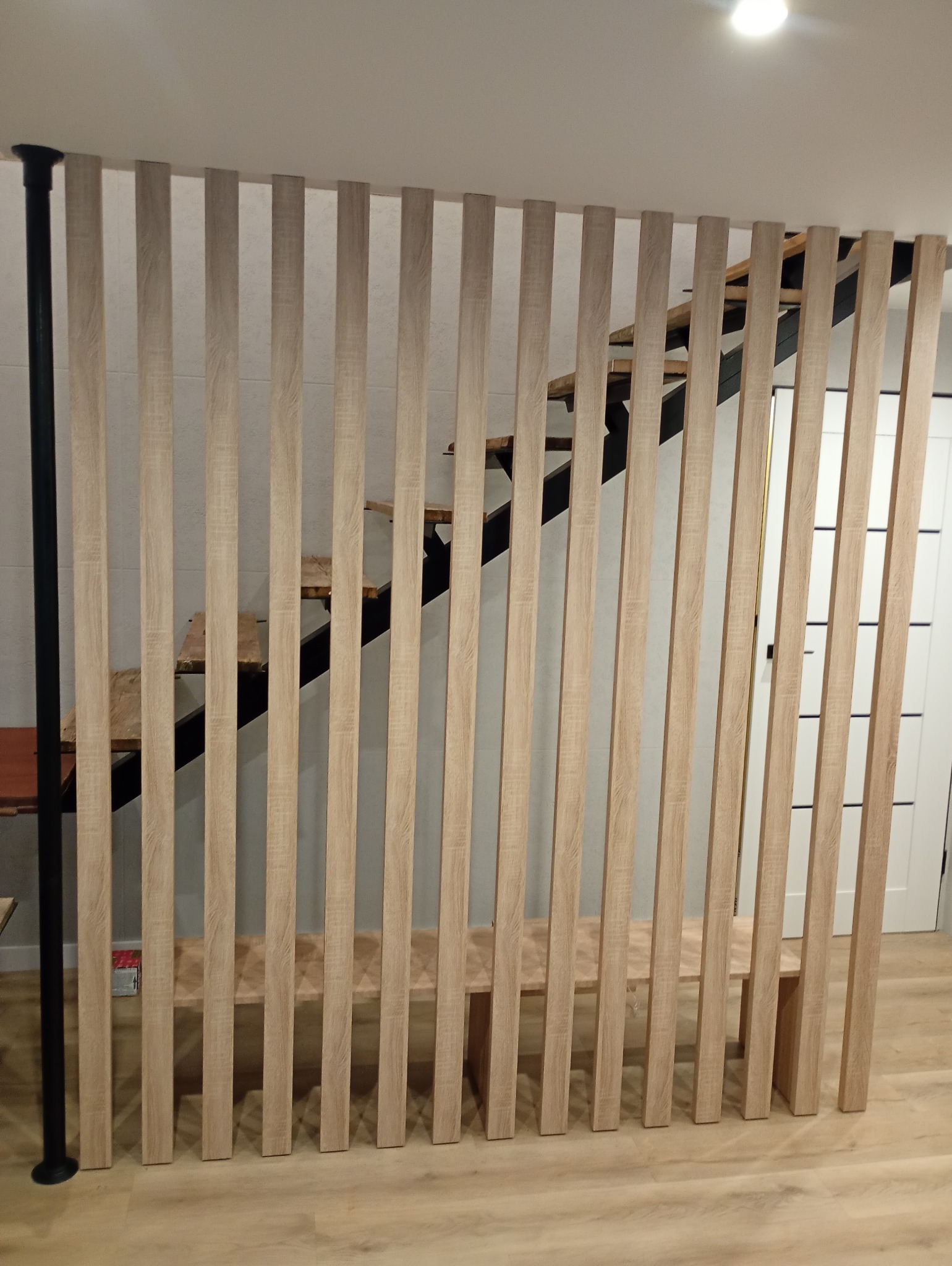 Lamele oddzielające klatkę schodową.