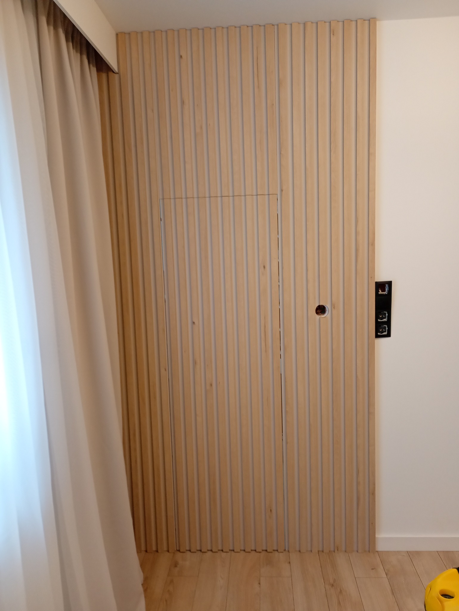 Lamele z wejściem do garderoby.