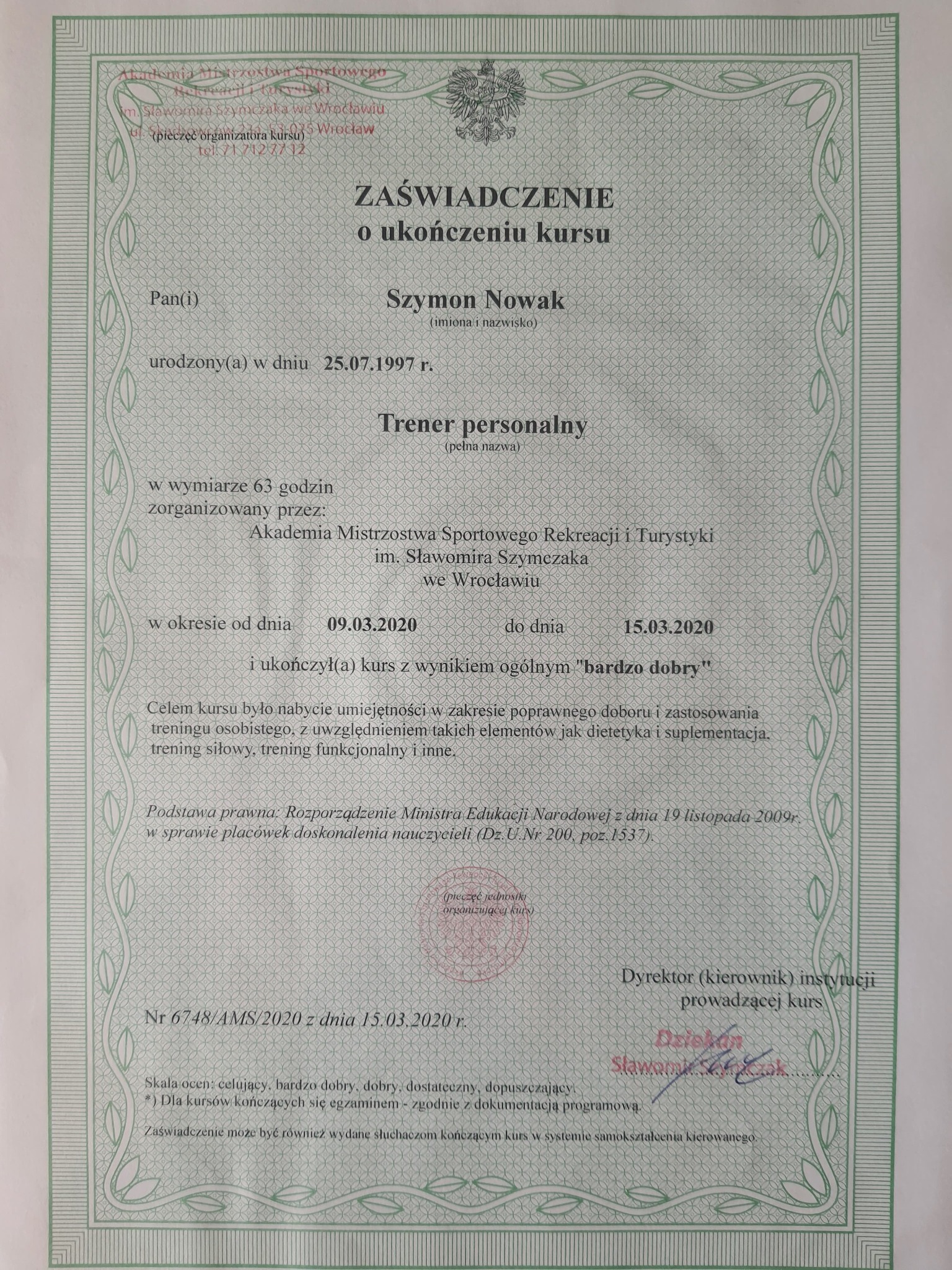 Skan zaświadczenia o ukończeniu kursu na trenera personalnego, wydanego przez Akademię Mistrzostwa Sportowego Rekreacji i Turystyki, z oceną 'bardzo dobry'.