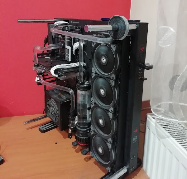 Składanie nietypowej platformy z chłodzeniem wodnym