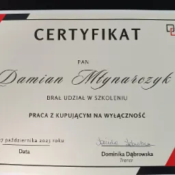Certyfikat ukończenia szkolenia 'Praca z kupującym na wyłączność' dla Damiana Młynarczyka, z datą 27 października 2023 roku i podpisem Dominiki Dąbrowskiej, trenera.