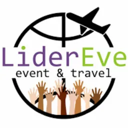 Logo firmy LiderEve event & travel przedstawiające stylizowany globus z samolotem w górnej części i dłońmi o różnym kolorze skóry w dolnej części, symbolizujące globalny zasięg i różnorodność.