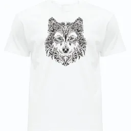 Biała koszulka z czarnym, etnicznym wzorem wilka na środku, z widocznymi detalami piór i ornamentów.