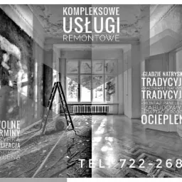 Czarno-białe zdjęcie przedstawia wnętrze w trakcie remontu, z lewej strony ściana z odsłoniętą strukturą, drabina i narzędzia, z prawej odnowione wnętrze z parkietem. W tle okno z grzejnikiem.