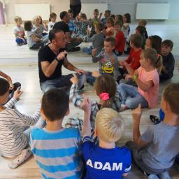 Wszystkie Dzieci Uwielbiaja Pana Krzysia , ktory potrafi zainteresowac tancem i zbudowac motywacje do nauki w Szkole Tanca  Bailando...
