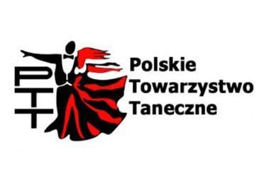 Logo Polskiego Towarzystwa Tanecznego z sylwetką pary tanecznej w strojach galowych, gdzie suknia tancerki jest w kolorze czerwono-czarnym.