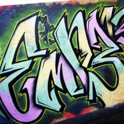 Kolorowe graffiti z dużymi literami na ścianie, wykonane w odcieniach zieleni, różu i żółci, z czarnymi obrysami i elementami dekoracyjnymi.