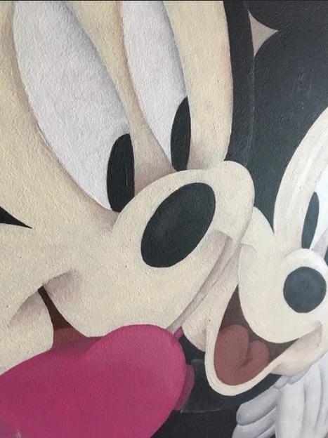 Bliski kadr na obraz przedstawiający Myszkę Miki i Minnie, z wyraźną fakturą farby i dominującymi kolorami beżowym, czarnym i różowym.