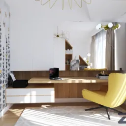 Nowoczesne biuro domowe z biurkiem z drewna, żółtym fotelem obrotowym i białymi szafkami. Na biurku laptop, drukarka i książki. W tle lustro odbijające regał z książkami i lampę.