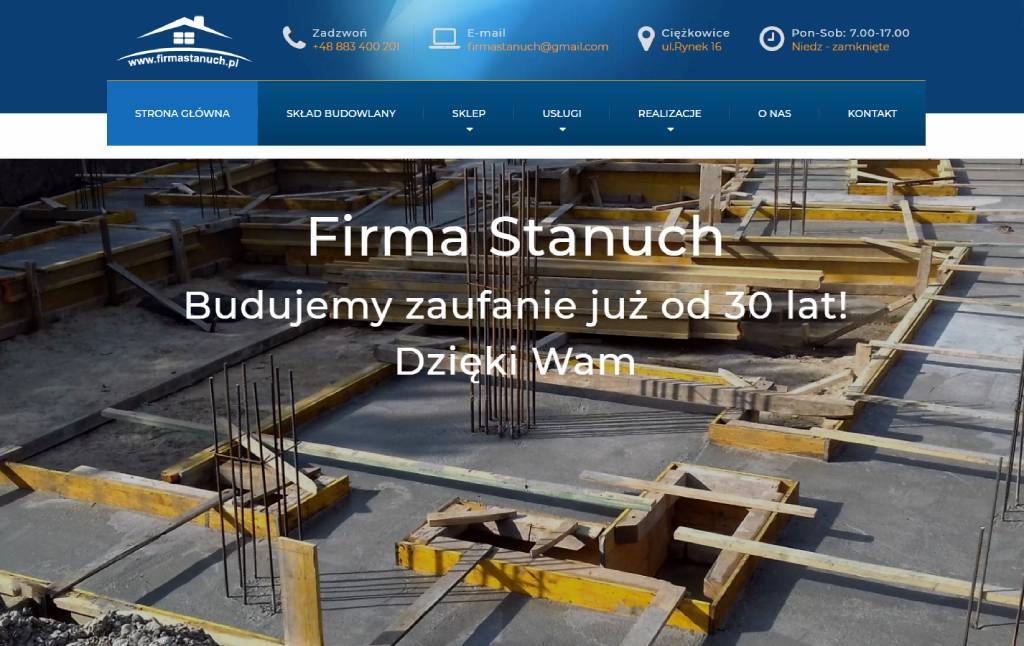 Zrzut ekranu strony firmastanuch.pl z widocznymi danymi kontaktowymi i menu nawigacyjnym, nałożony na zdjęcie fundamentów w trakcie budowy.