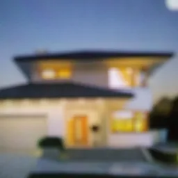 Rozmazane ujęcie dwupiętrowego domu z garażem, oświetlonego od wewnątrz, widzianego z zewnątrz o zmierzchu.