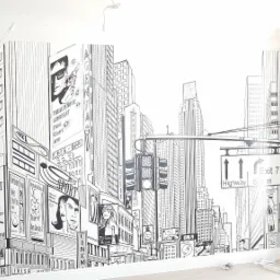 Ściana w pokoju po tapetowaniu z motywem czarno-białej panoramy miasta, widoczne puszki po kleju i drabina malarska.