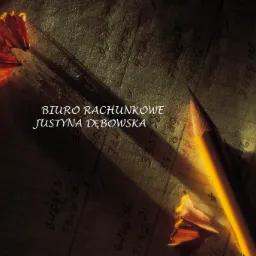 Ołówek i wióry na tle arkusza z ręcznie zapisanymi danymi liczbowymi, całość oświetlona ciepłym światłem.