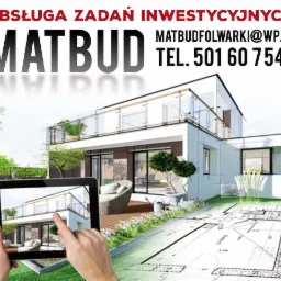 Wizualizacja nowoczesnego domu z płaskim dachem i szklanymi balustradami, prezentowana na tablecie trzymanym w dłoniach, na tle planów architektonicznych i ogrodu.