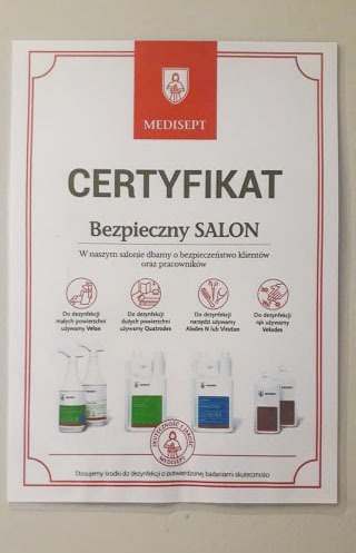 Certyfikat 'Bezpieczny Salon' firmy Medisept, informujący o stosowaniu środków do dezynfekcji o potwierdzonej badaniami skuteczności, z ikonami i nazwami używanych preparatów.