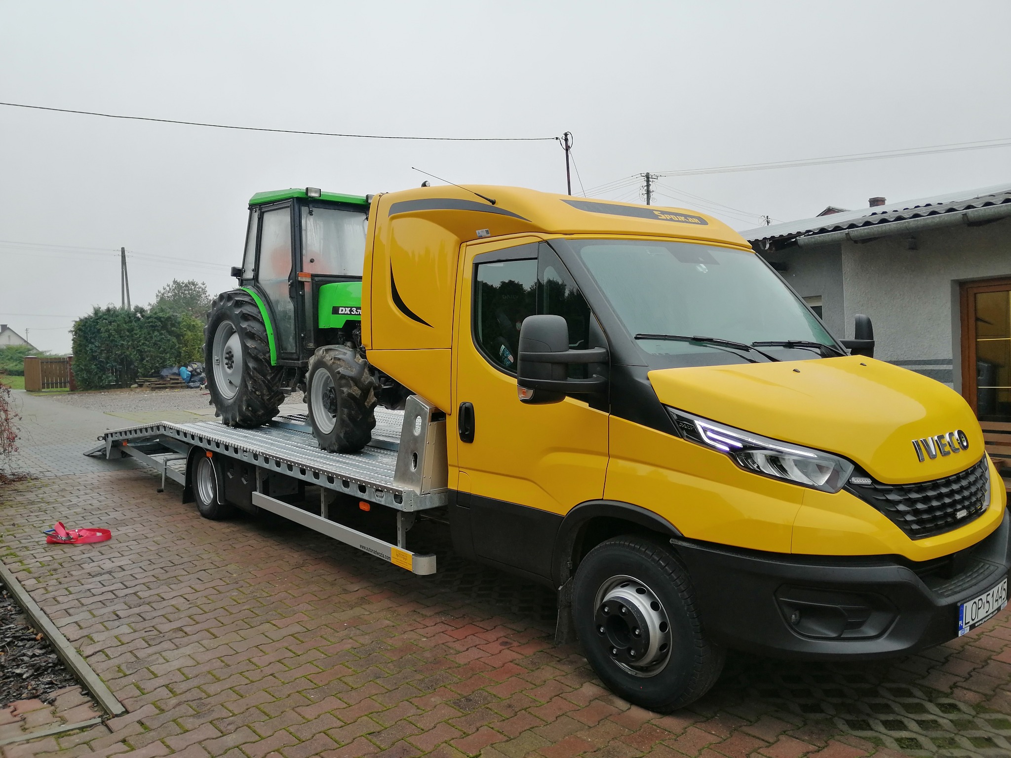 Transport samochodów osobowych, dostawczych, ciężarowych, maszyn rolniczych, wózków widłowych i inne