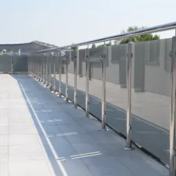 Balustrada stalowa ze szkłem kolorowym