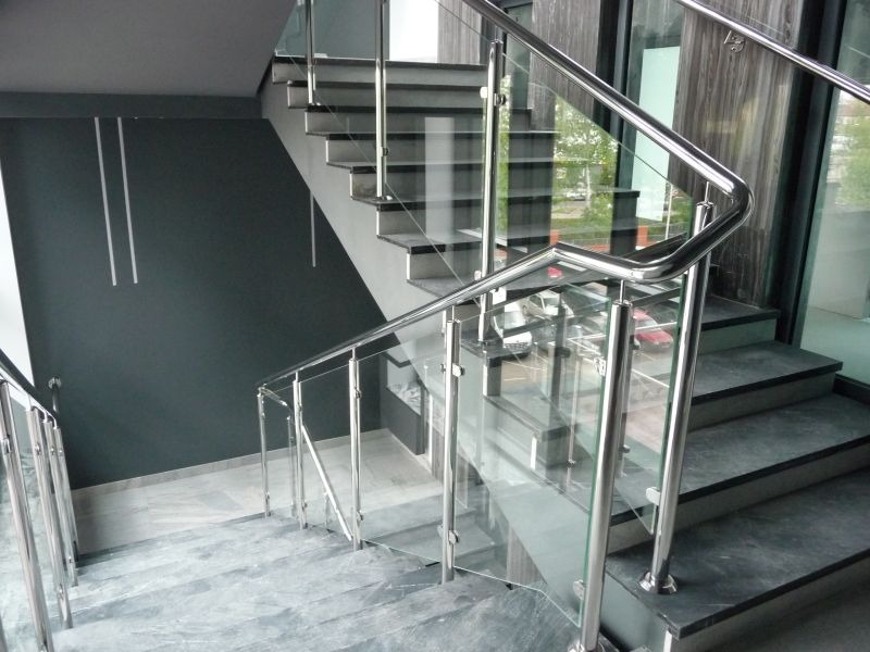 Balustrada stalowa z wypełnieniem ze szkła