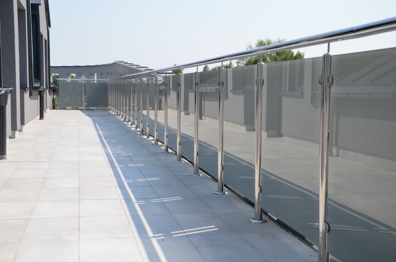 Balustrada stalowa ze szkłem kolorowym