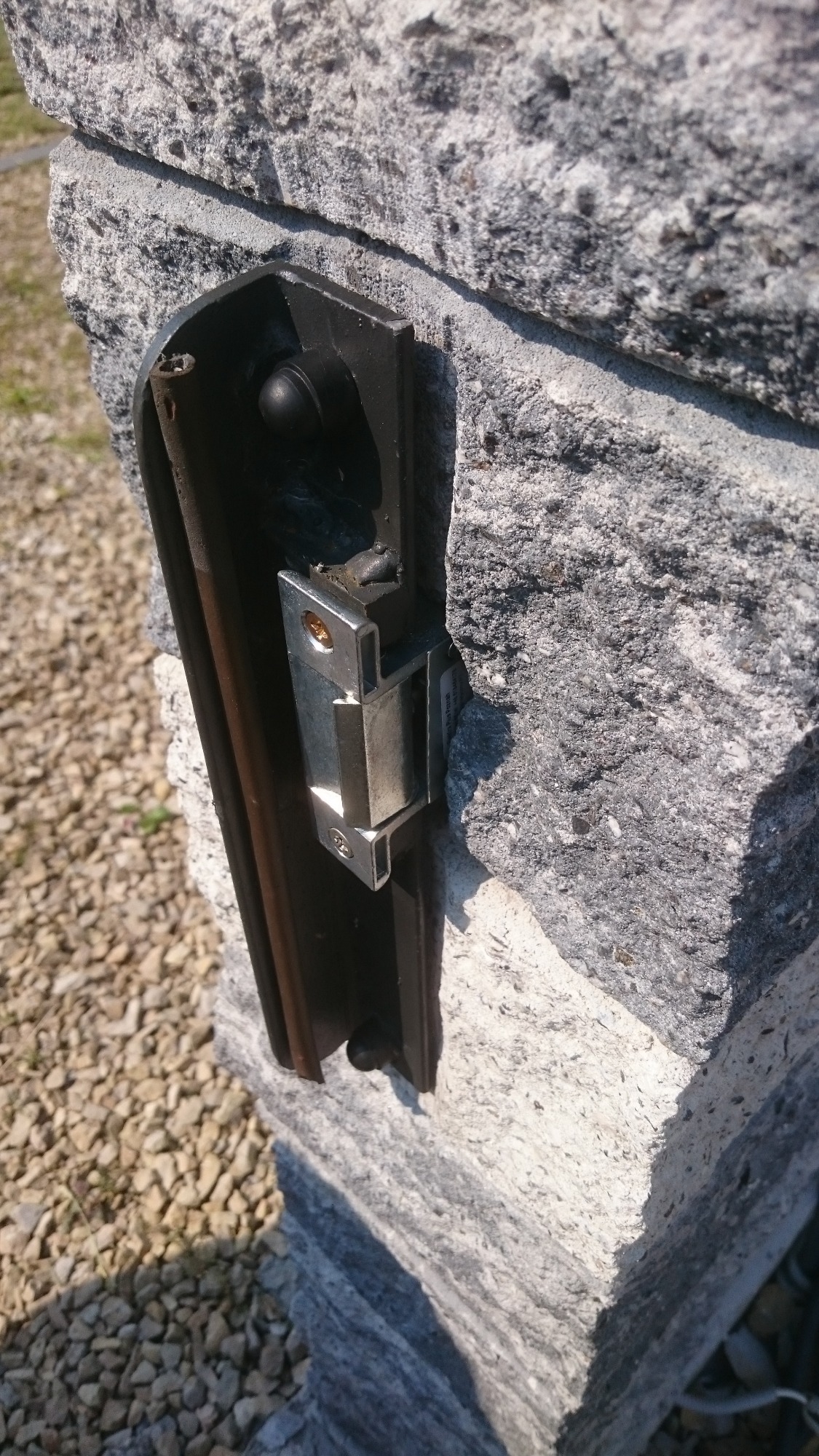 Zamontowany elektrozaczep