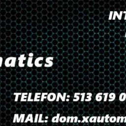 Logo firmy Xautomatics na tle czarnej siatki heksagonalnej, oferującej usługi projektowania, montażu i wyceny inteligentnych domów, z podanym numerem telefonu i adresem e-mail.