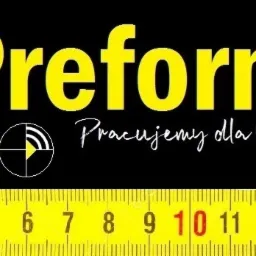 Ż&oacute;łta miarka zwinięta z widocznym logo firmy 'Preform' i hasłem 'Pracujemy dla Ciebie' na czarnym tle.