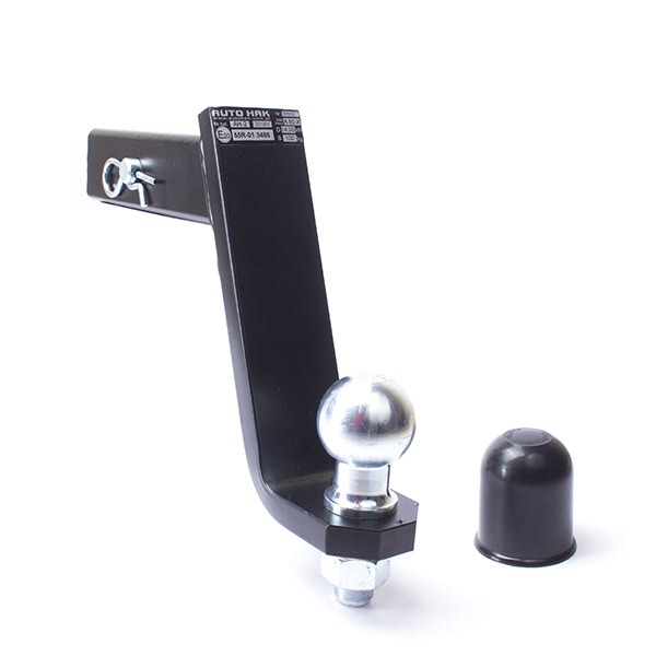 Czarny hak holowniczy z kulą i plastikową osłoną, widoczne oznaczenia producenta Auto-Hak.