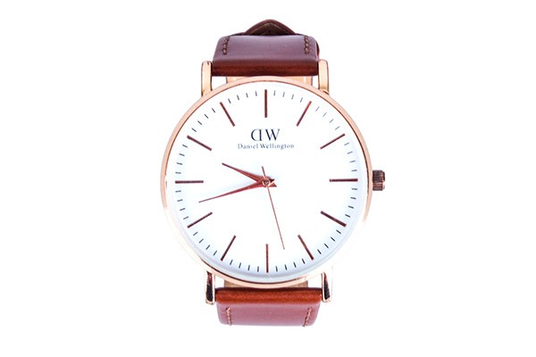Elegancki zegarek Daniel Wellington z brązowym skórzanym paskiem i różowozłotą kopertą na białym tle.