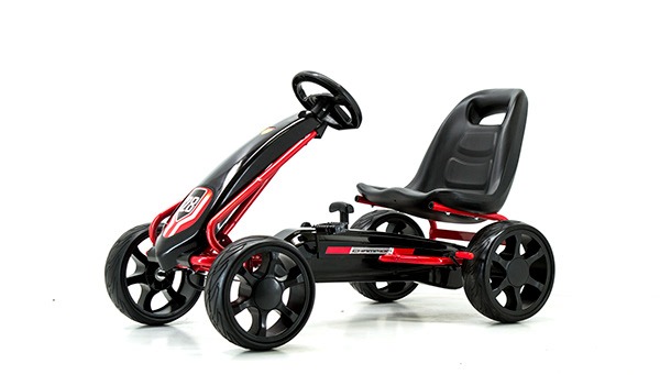 Czarno-czerwony gokart na pedały z plastikowym siedzeniem i kierownicą, widoczny na białym tle.
