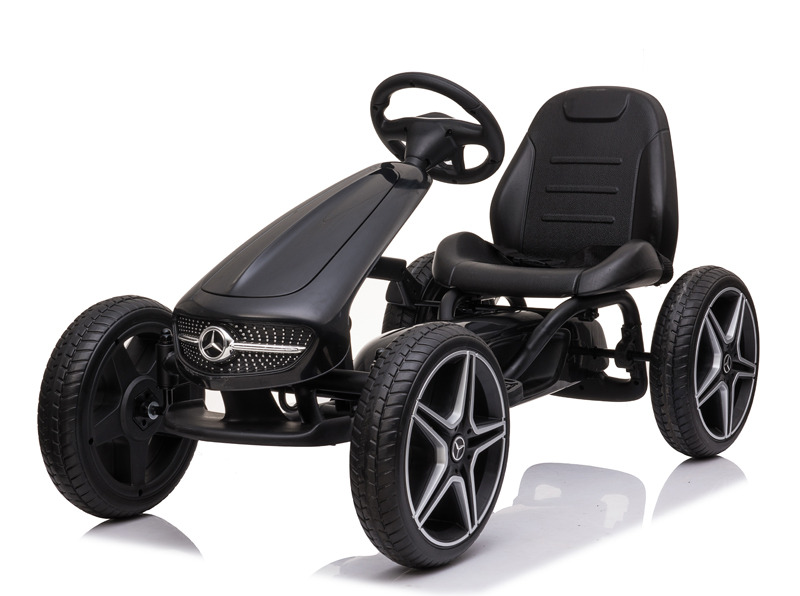 Czarny gokart pedałowy Mercedes-Benz z pięcioramiennymi felgami, siedzeniem z imitacji skóry i chromowanym grillem na białym tle.